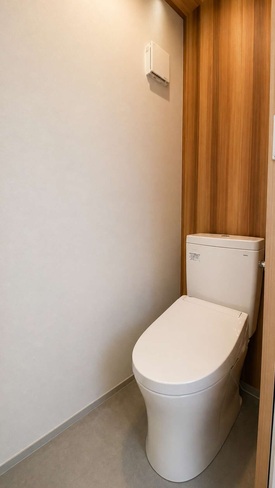 新築戸建てトイレ 壁面に木材を